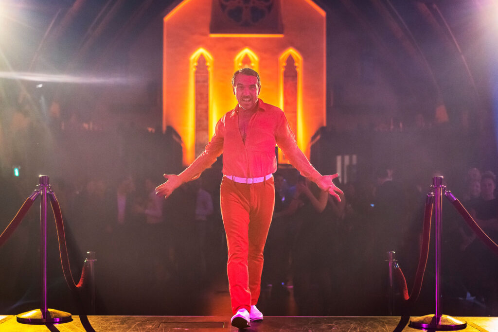 artiste danse 70s moustache show église soirée-bénéfice