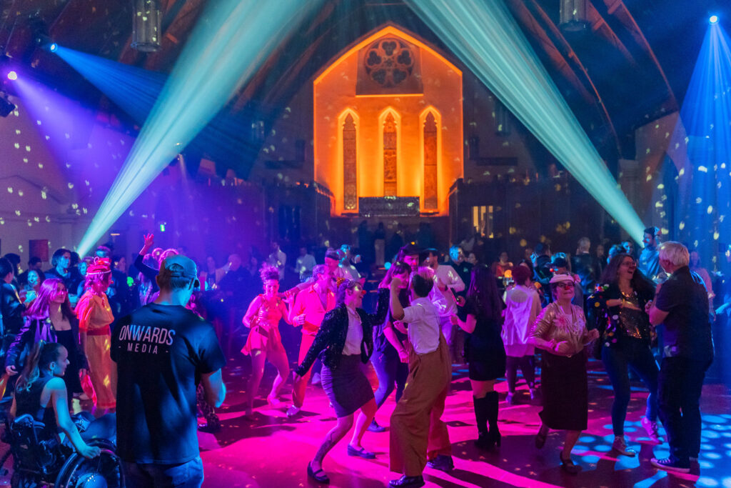 soirée branchée église lumière spectacle clowns