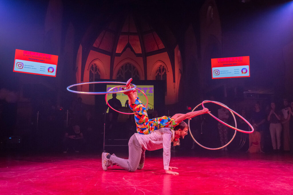 numéro de hula hoop artistes clowns soirée-bénéfice