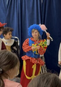 Mars 2025: Anaïs joue le clown triste dans la pièce de son école