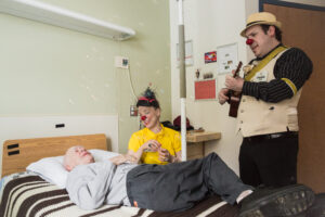 Rosie Frankie Hopital sainte-anne la belle visite aîné monsieur lit