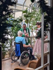 Rosie Léopold Hopital sainte-anne la belle visite aîné monsieur