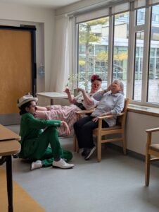 Rosie Léopold Hopital sainte-anne la belle visite aîné madame rires