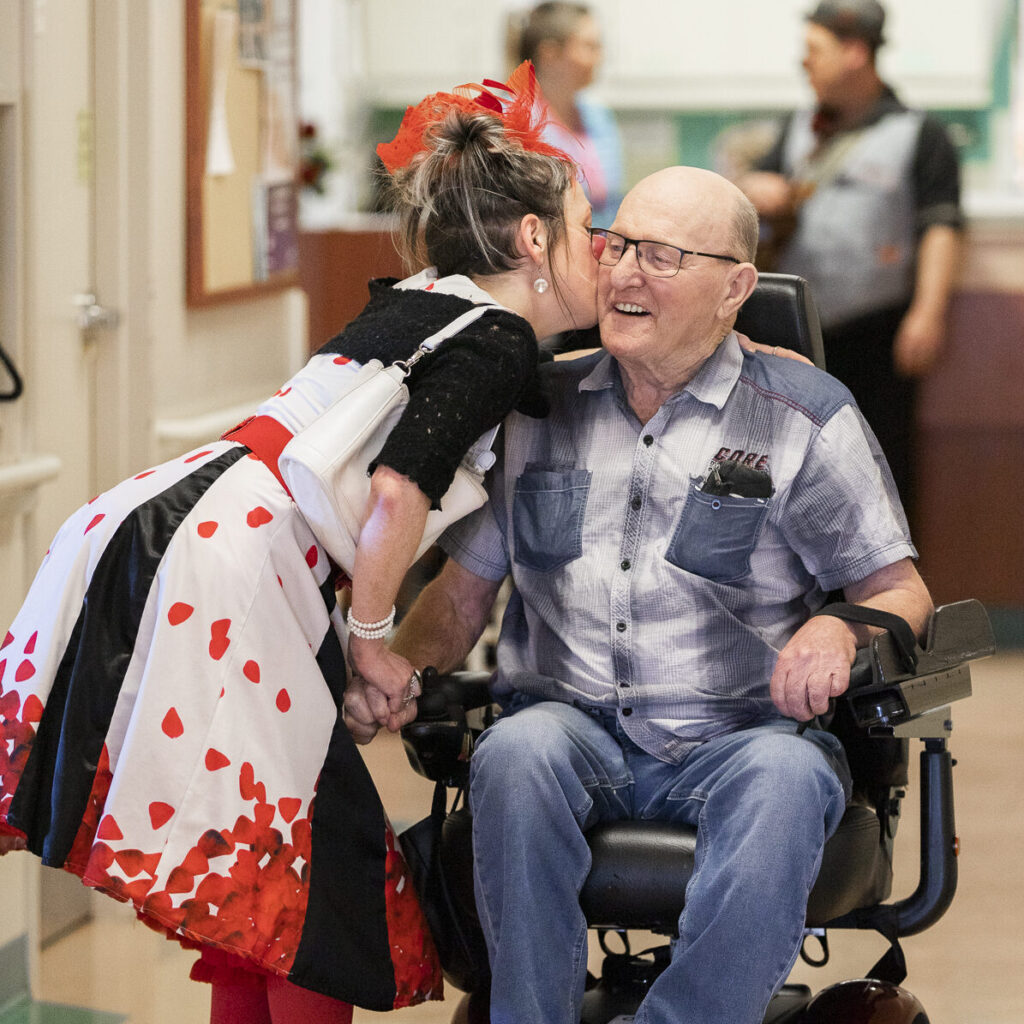 clow thérapeutique ainés dame agée histoire d'amour aimer amitié proches regard tendre tenir la main toucher thérapeutique fauteuil roulant handicap