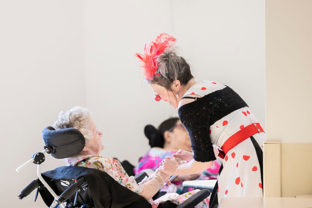 clown thérapeutique ainés dame agée histoire d'amour aimer amitié proches regard tendre tenir la main toucher thérapeutique fauteuil roulant handicap