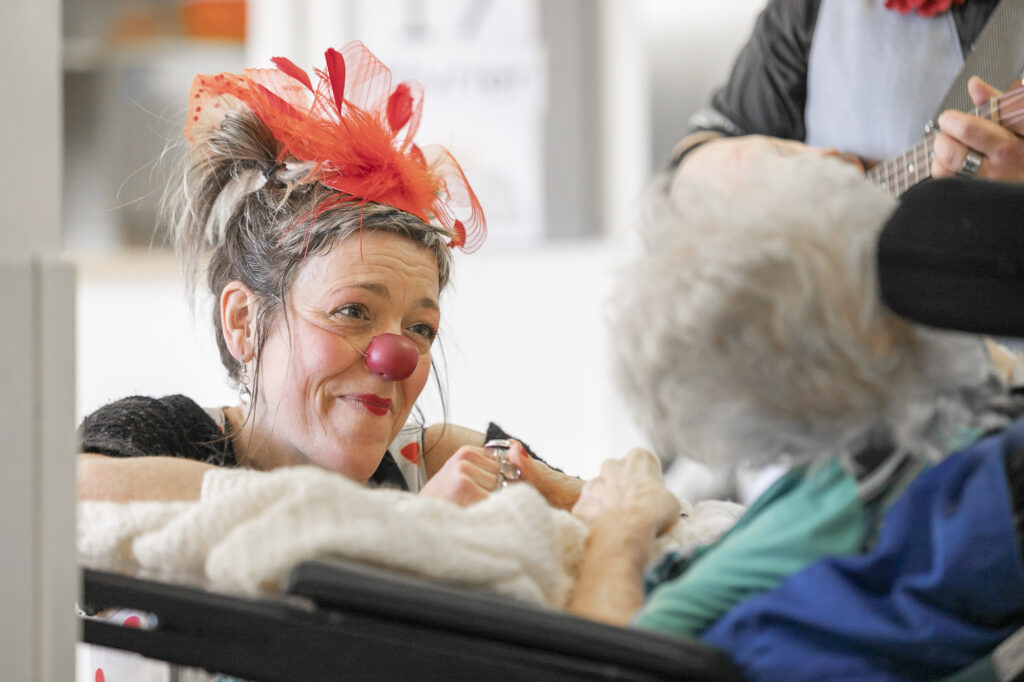 clow thérapeutique ainés dame agée histoire d'amour aimer amitié proches regard tendre